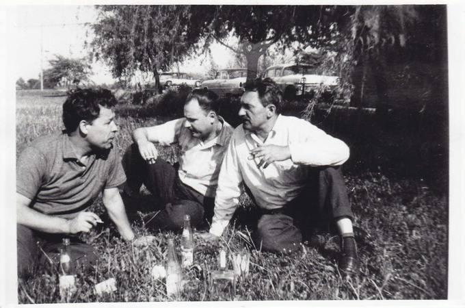 Rašytojas Marius Katiliškis su bičiuliais poetais Algimantu Mackumi (viduryje) ir Henriku Nagiu (kairėje) savo sode